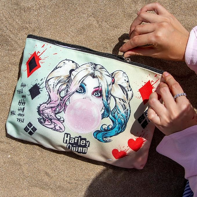 Borsa da toilette beige DC Comics con stampa Harley Quinn Mad Love, beauty case in poliestere da 1.3 litri con cerniera