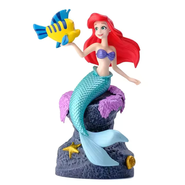 Action figure Principessa Ariel La Sirenetta Disney alta 19 cm con capelli rossi fluenti, coda di sirena scintillante e conchiglia viola, plastica resistente con licenza ufficiale