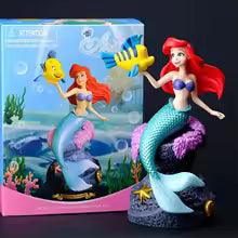 Action figure Principessa Ariel La Sirenetta Disney alta 19 cm con capelli rossi fluenti, coda di sirena scintillante e conchiglia viola, plastica resistente con licenza ufficiale