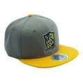 Cappellino Harry Potter Tassorosso snapback grigio e giallo con ricamo stemma Hufflepuff
